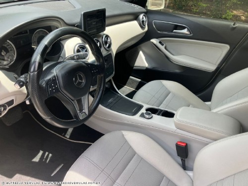 Mercedes-Benz A 200 1.6 TURBO URBAN 2014/2015